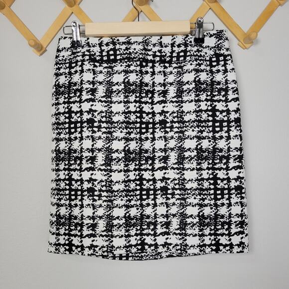 Ann Taylor Outlet Black and White Check Plaid Mini Skirt Size 2 - Picture 4 of 6